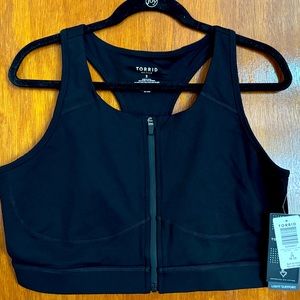 NWT Torrid active black sports bra size 2X. Zip front.